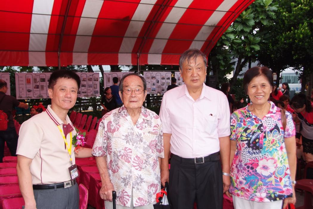 相關圖片-慶祝成立50週年詹益林股長(左2)與陳俊傑主任(左1)及陳慶芳局長(右2)等人合影