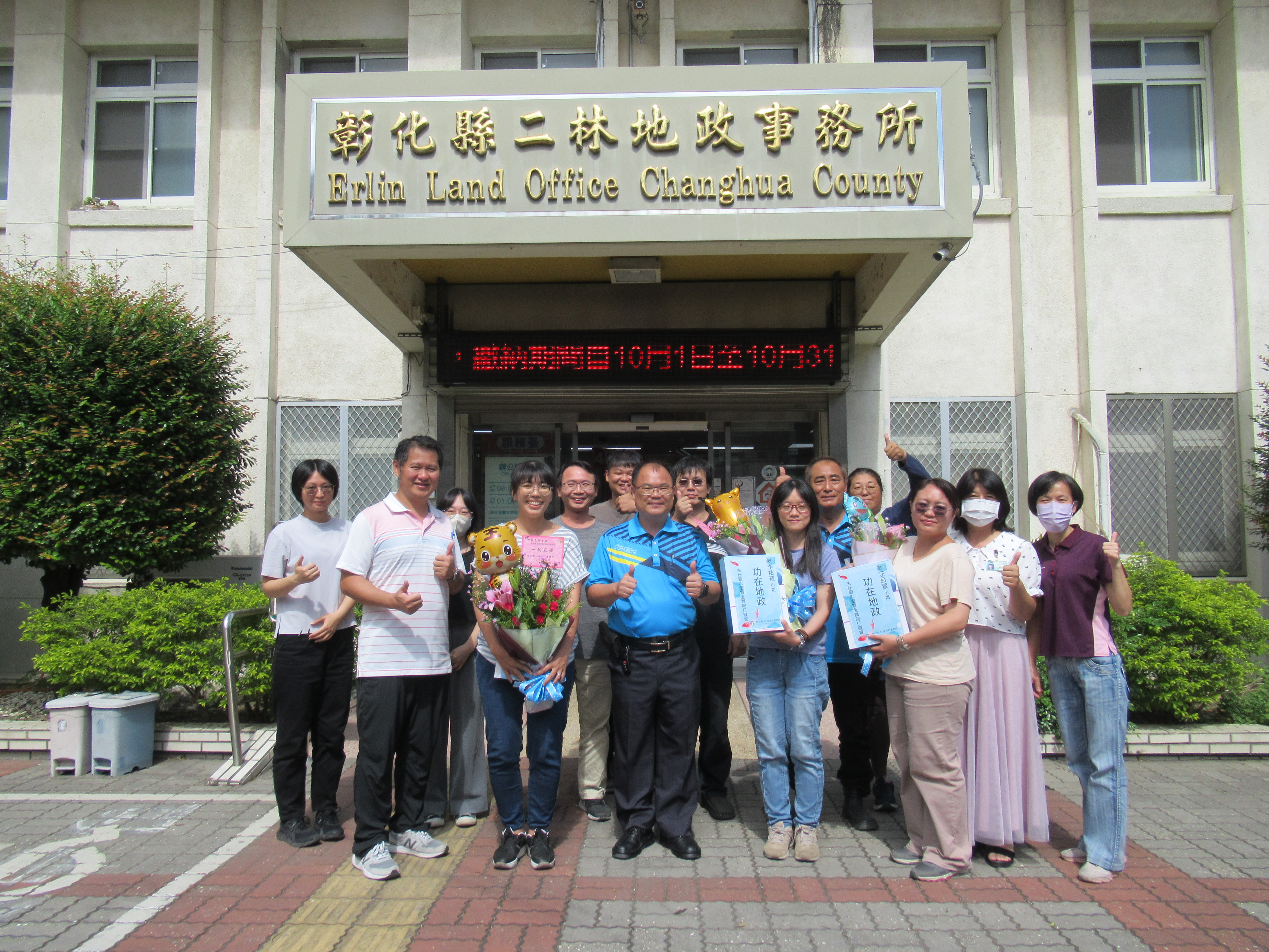 三位夥伴與本所同仁合影留念