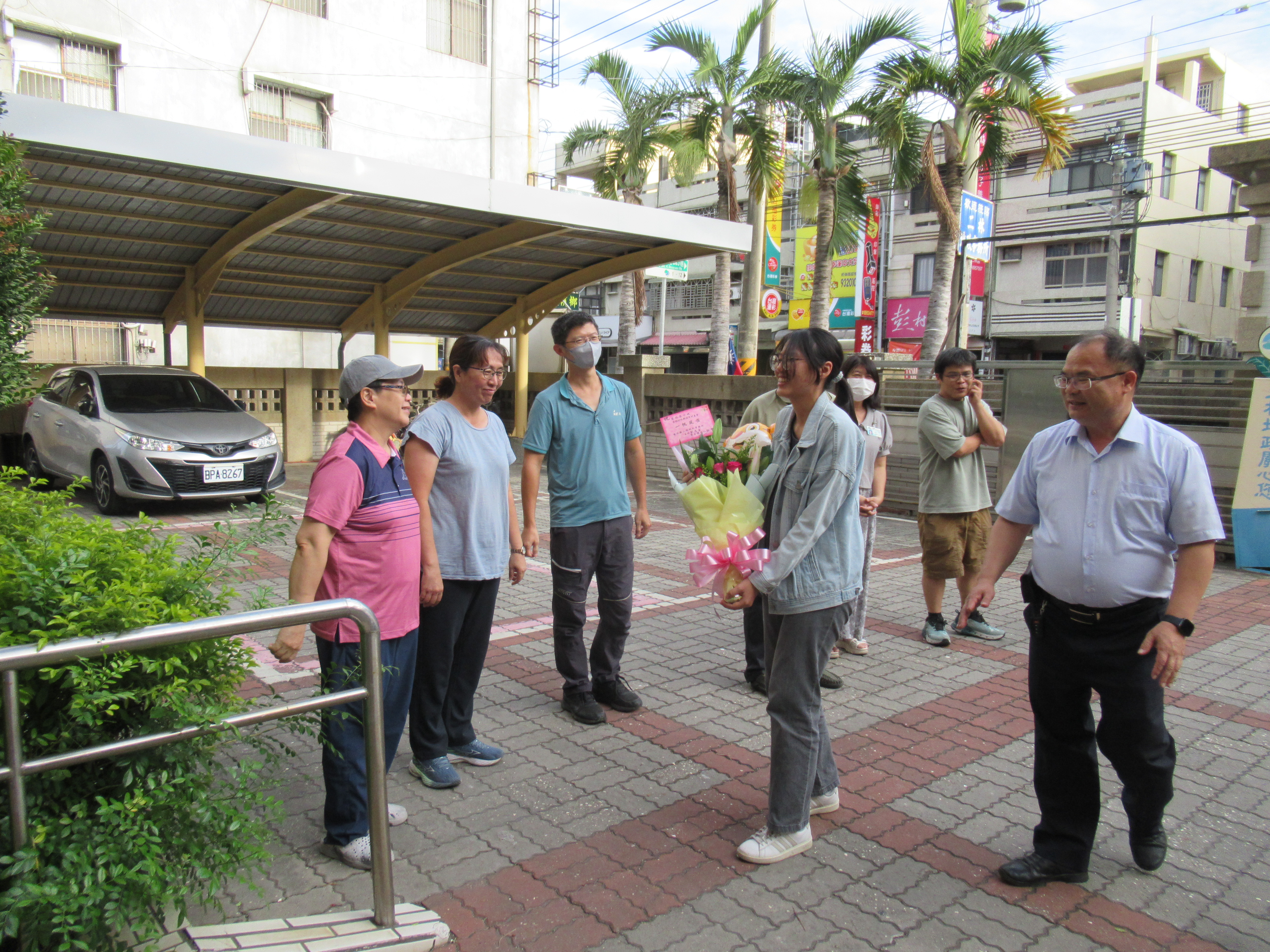 同仁列隊歡送蔡依芩